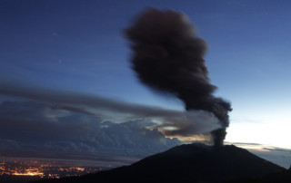 Rent a 4x4 in Costa Rica to see erupting volcanos